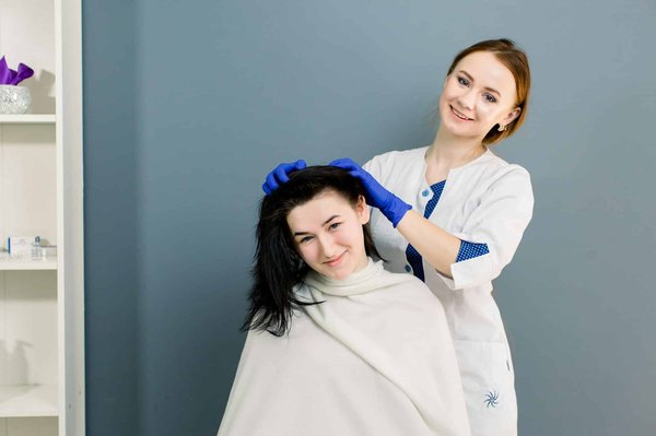 Comment choisir un dermatologue spécialiste du cuir chevelu ?